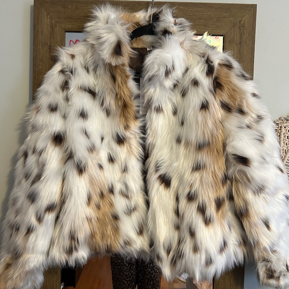 The “viral” Wollows Boutique Leopard Faux Fur Jacket